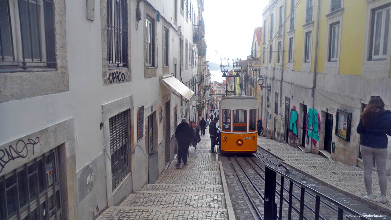 Elevador da Bica em Lisboa - um dos pontos mais procurados pelos turistas