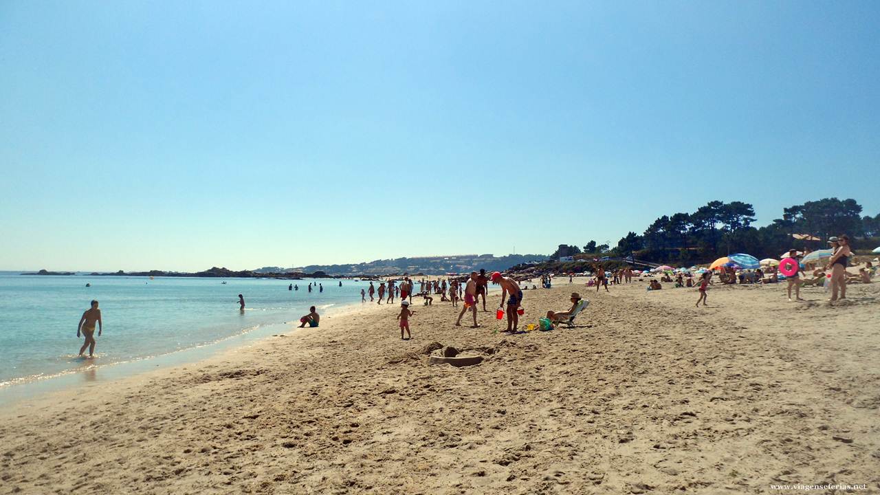 Junto à agua no areal da praia de Raeiros na Galiza