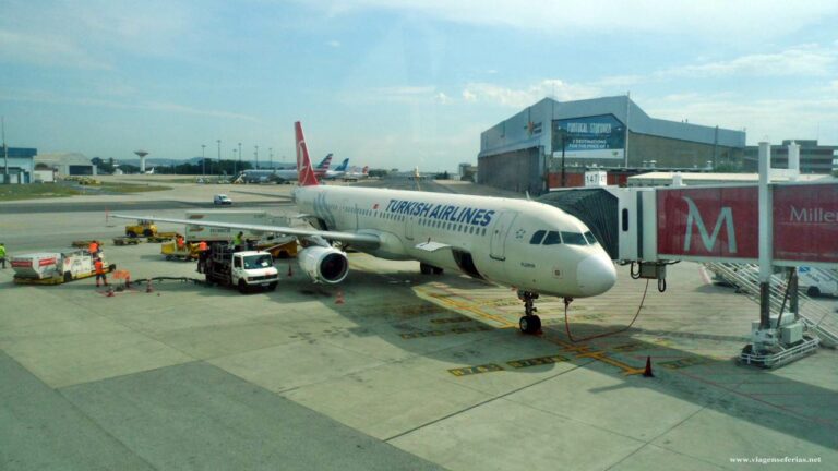 Aeronave Airbus A320 da Turkish Airlines no aeroporto de Lisboa