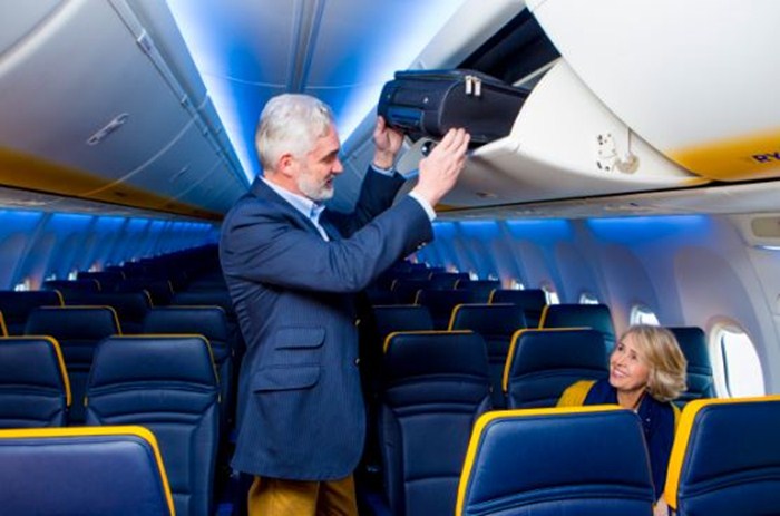 Bagagem de cabine num avião da companhia aérea Ryanair