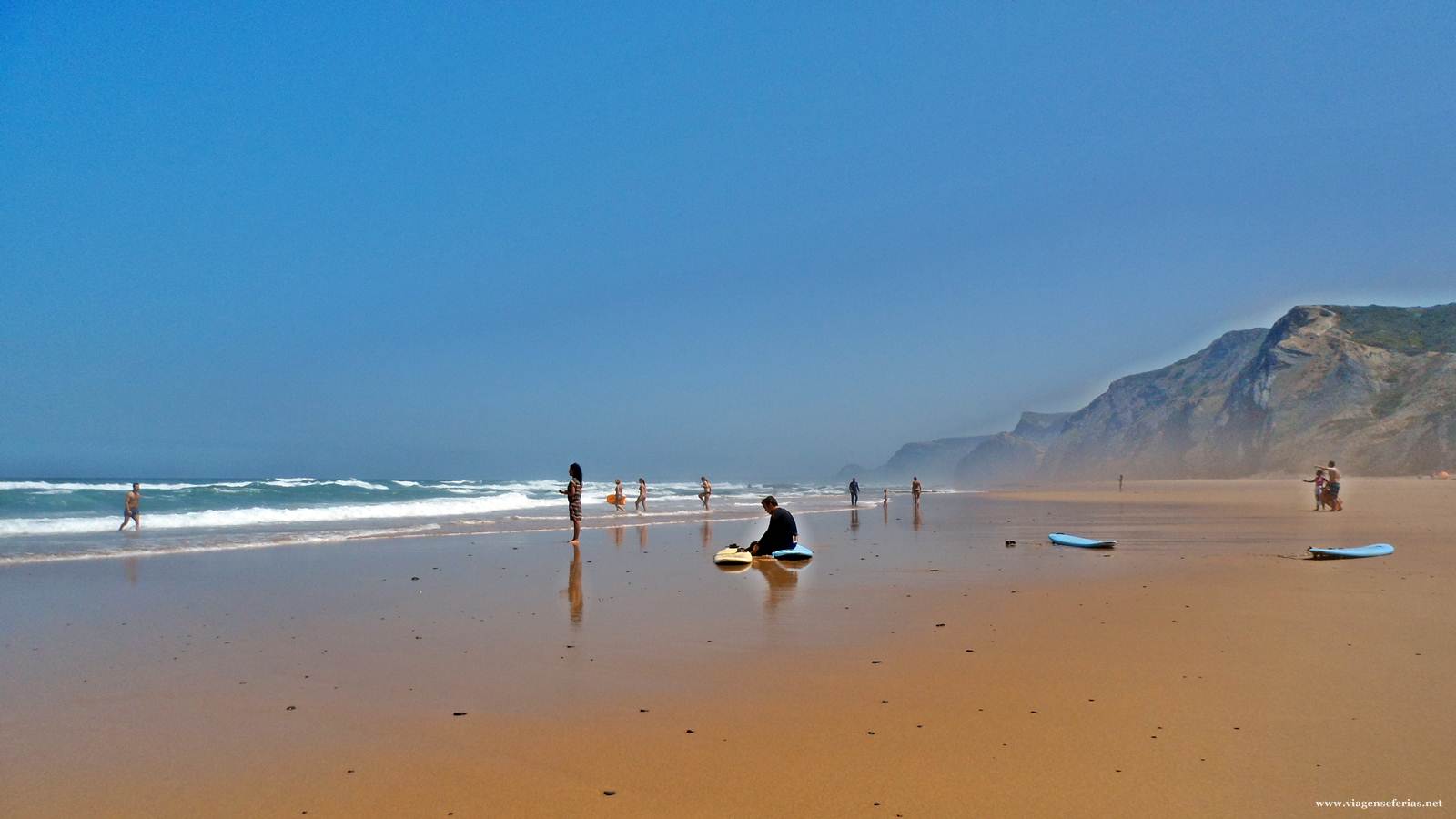 Surfistas e pranchas de surf na praia da Cordoama no Algarve