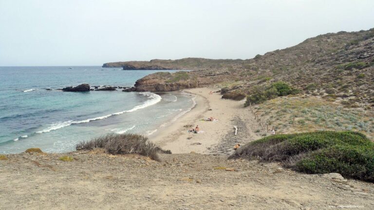 Cala Presili ou praia Picanfort no nordeste da ilha de Menorca