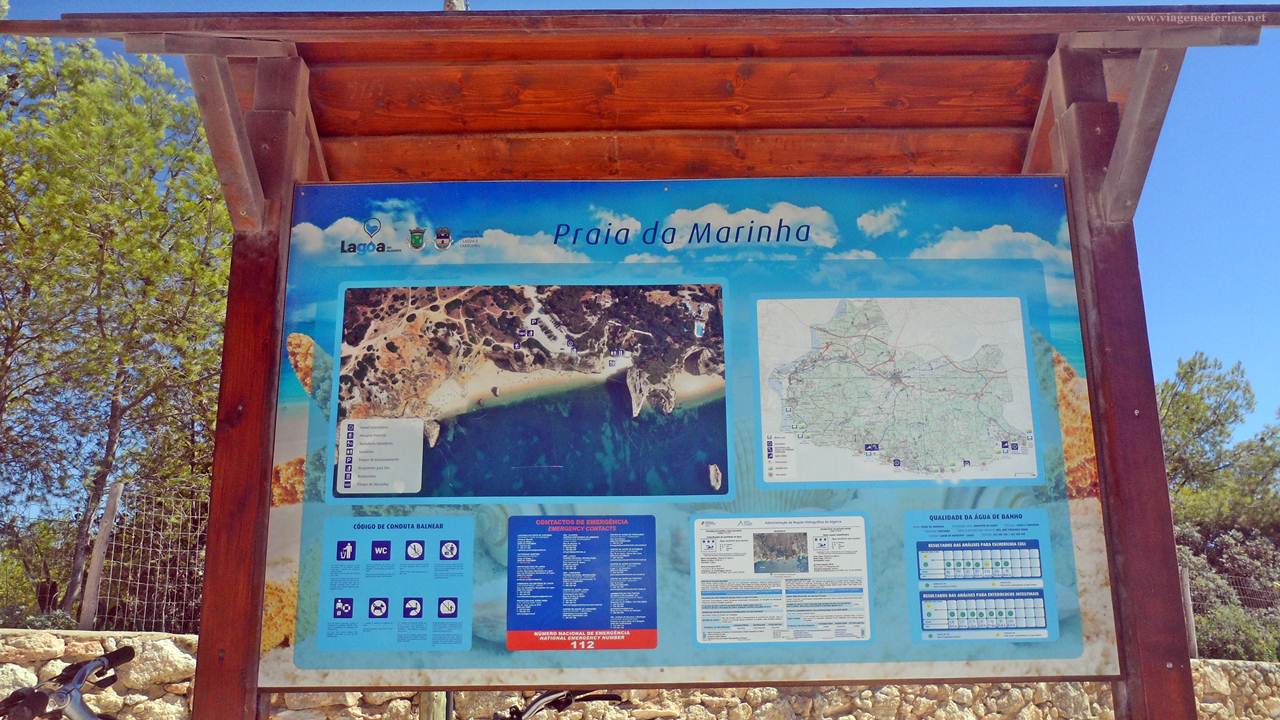 Placa de indicação da praia da Marinha no Algarve