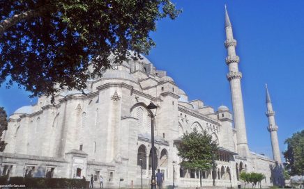 Parte da frente da Mesquita Azul em Istambul na Turquia