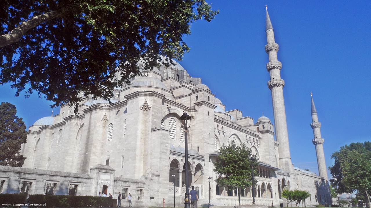 Parte da frente da Mesquita Azul em Istambul na Turquia