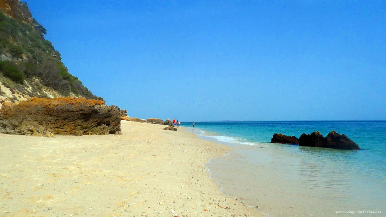 Inicio da praia Monte Branco na baía do Portinho da Arrábida