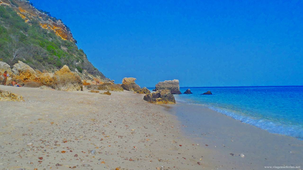 Rochinhas e pedrinhas na praia do Monte Branco em Setúbal (Portugal)