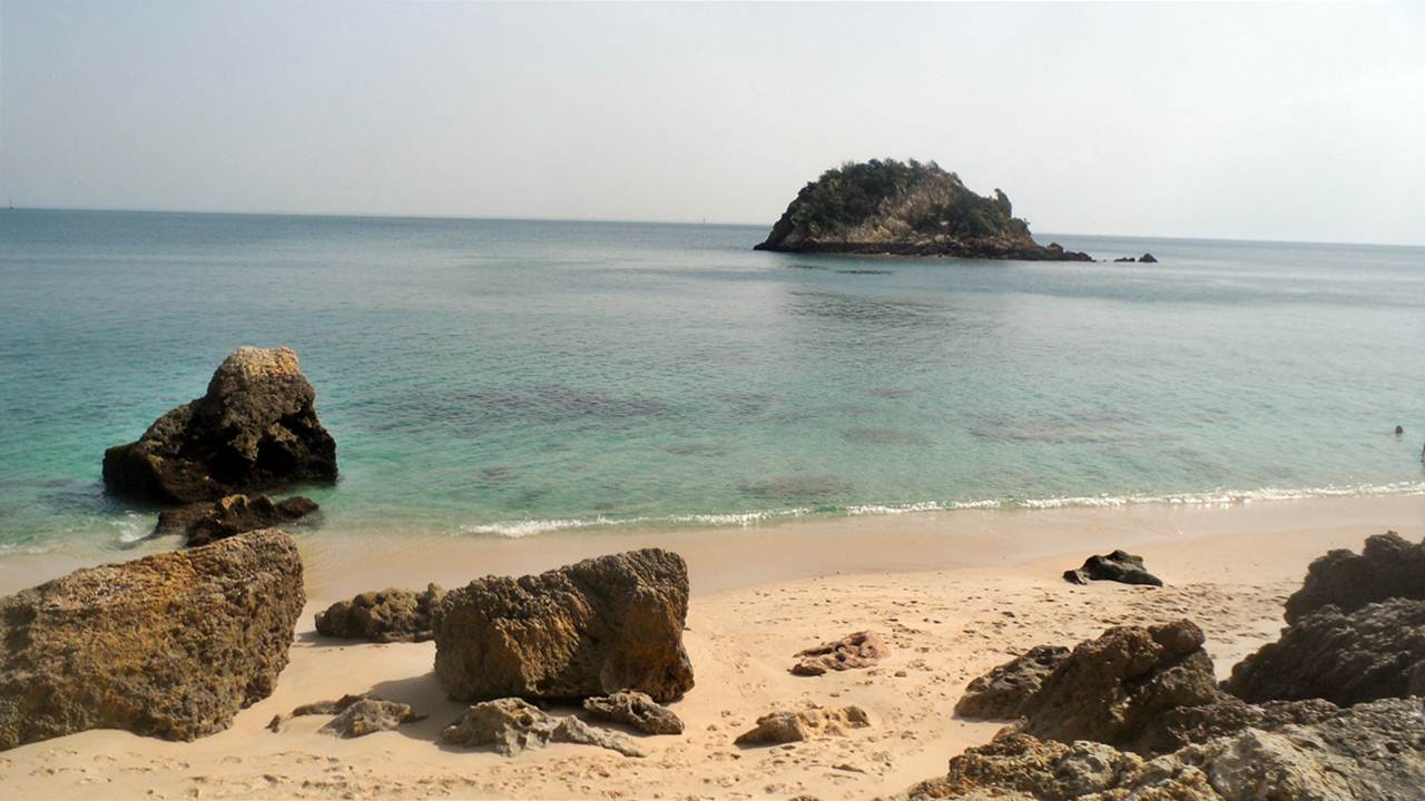 Vista para a Pedra da Anicha na praia do Monte Branco