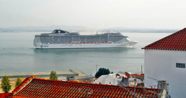 Navio da MSC Cruzeiros no rio Tejo em Lisboa