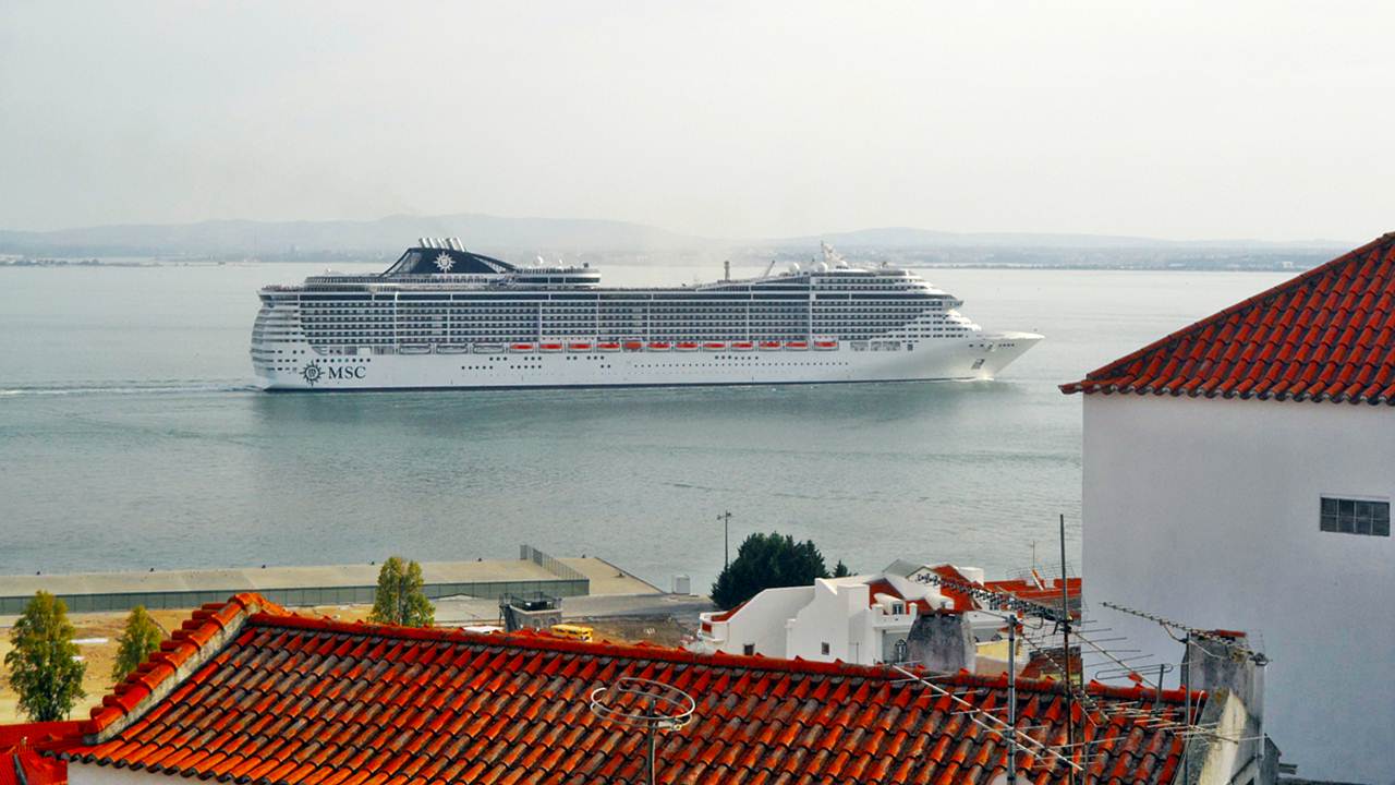 Navio da MSC Cruzeiros no rio Tejo em Lisboa