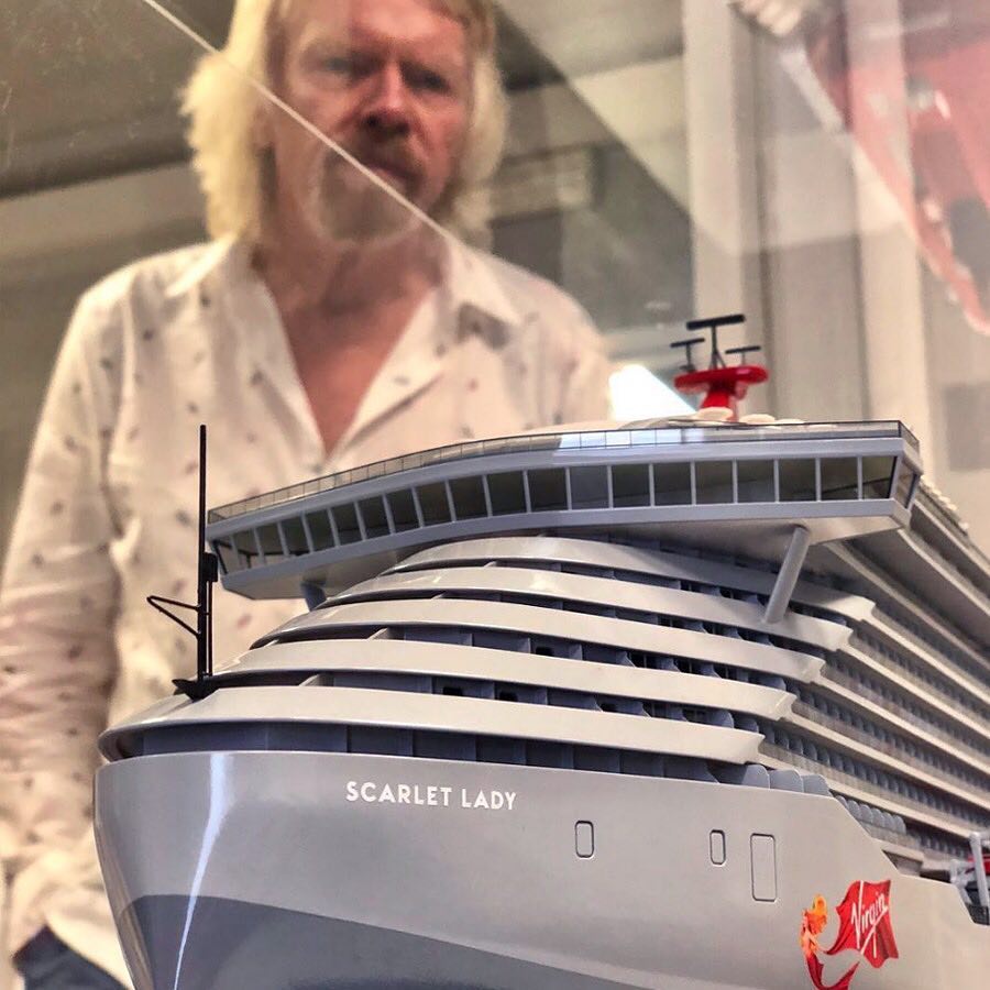 Modelo do navio de cruzeiros Scarlet Lady da Virgin Voyages