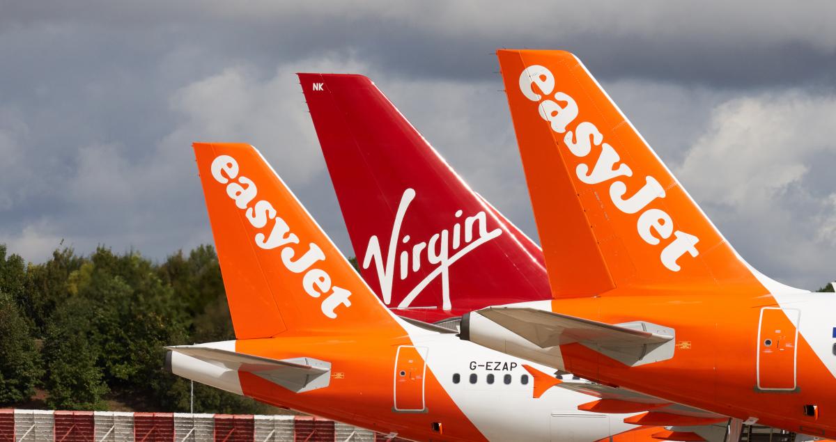 Caudas de aviões da easyJet e Virgin
