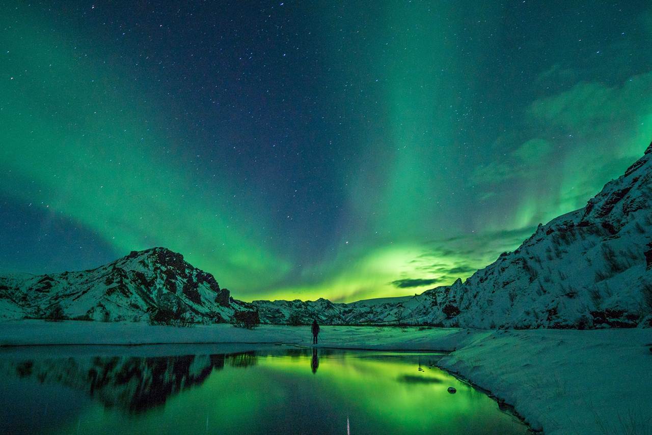 Uma aurora boreal sobre um Lago da Islândia