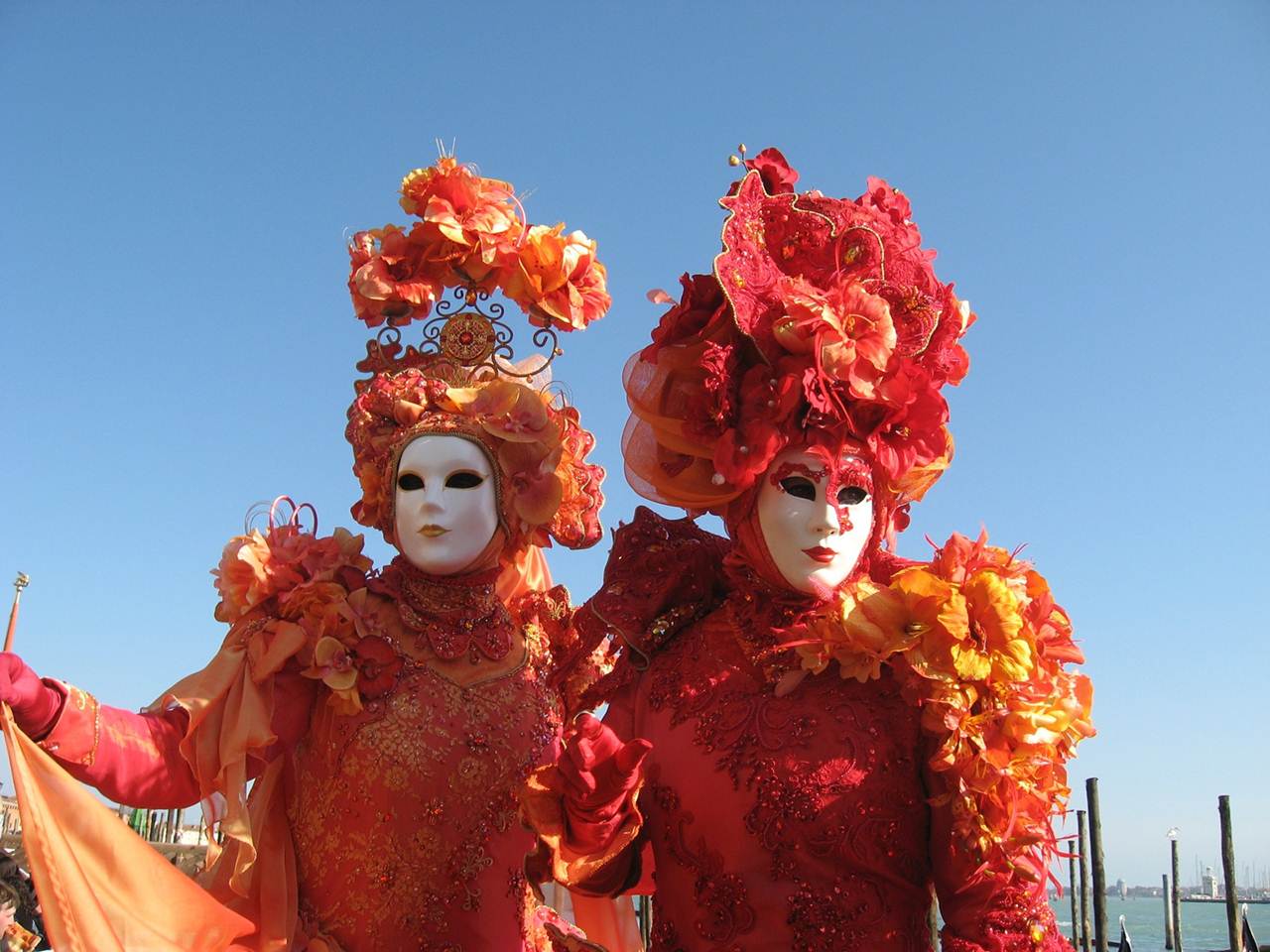 Dois mascarados no Carnaval de Veneza em Itália