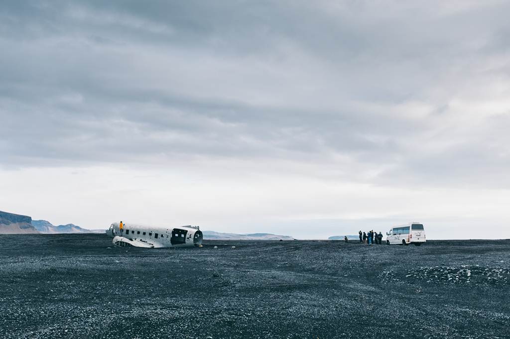 O acidentado e abandonado avião DC3 na costa da Islândia