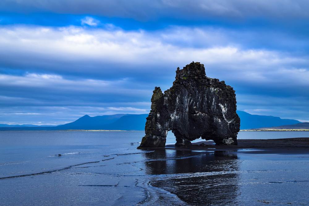 Rochedo Hvítserkur na costa da Islândia