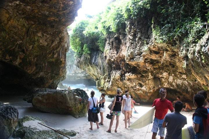 Caverna na praia Suluban em Bali