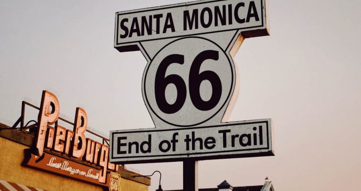 Sinal do fim da Rota 66 em Santa Monica na California