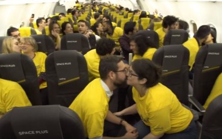 Passageiros em voo da Vueling aos beijos