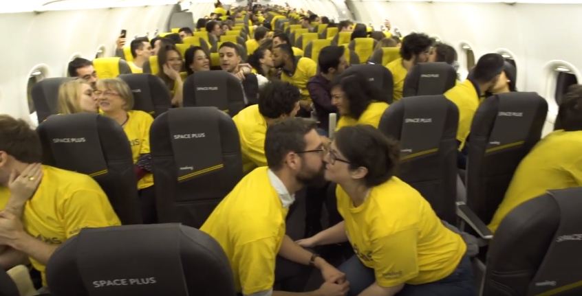 Passageiros em voo da Vueling aos beijos