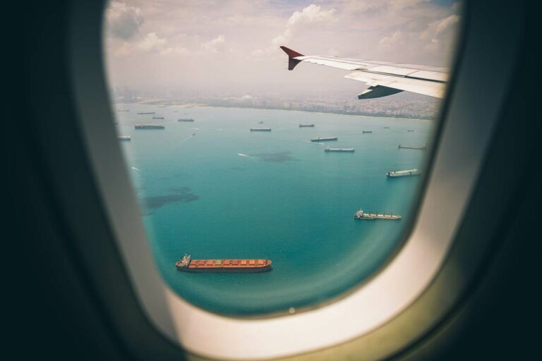 Vista de uma janela de um avião comercial