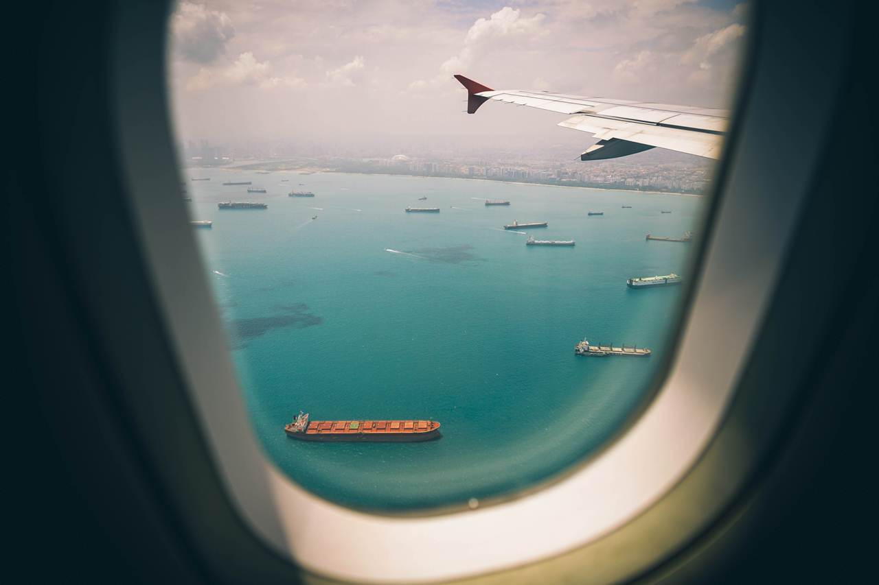 Vista de uma janela de um avião comercial