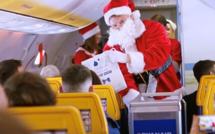 Pai Natal a dar presentes no voo da Ryanair de Dublin para Barcelona