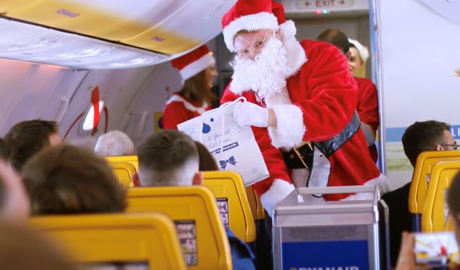 Pai Natal a dar presentes no voo da Ryanair de Dublin para Barcelona