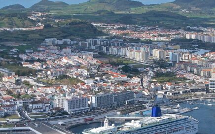 Vista aérea de Ponta Delgada na ilha de São Miguel