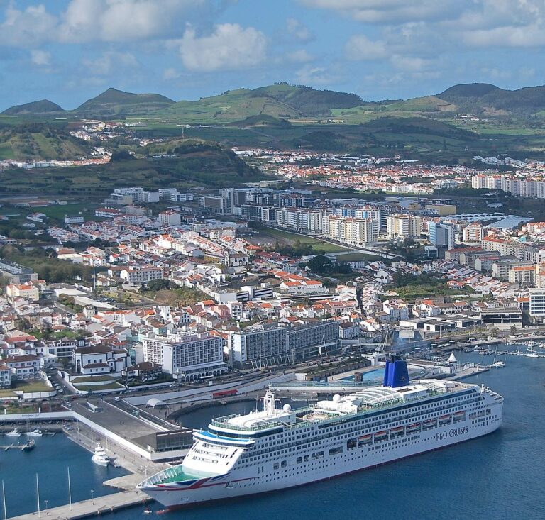 Vista aérea de Ponta Delgada na ilha de São Miguel