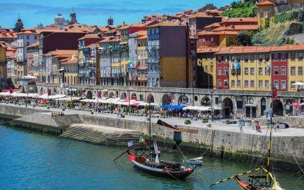 Zona da Ribeira na cidade do Porto em Portugal