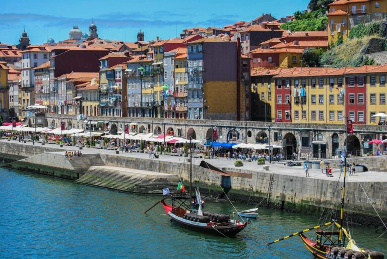 Zona da Ribeira na cidade do Porto em Portugal