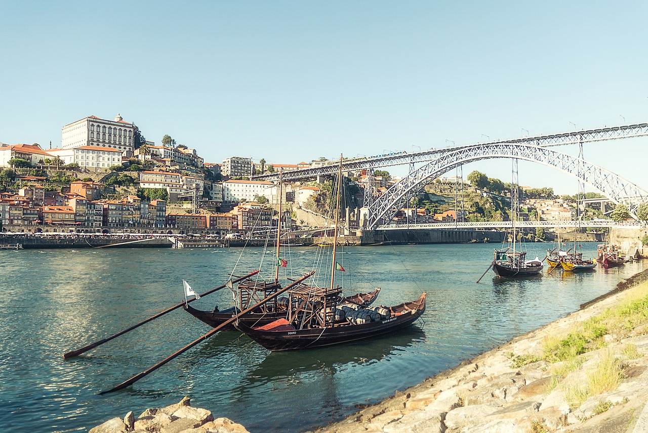 rio Douro na cidade do Porto com vista para a ponte Dom Luís I