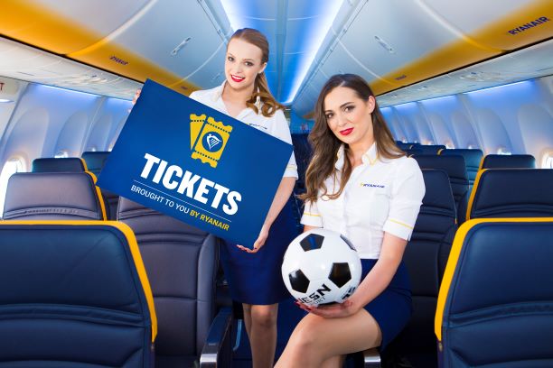 Apresentação do Ryanair Tickets num avião da low cost Ryanair