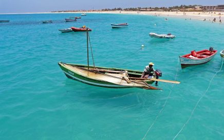 Pescador num barco na ilha do Sal em Cabo Verde