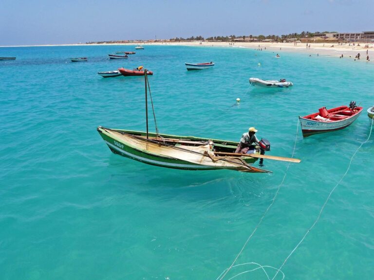 Pescador num barco na ilha do Sal em Cabo Verde