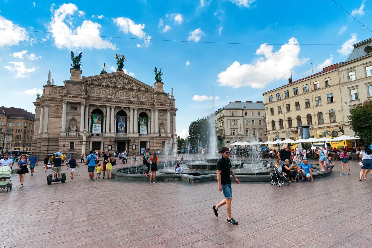 Centro histórico de Lviv na Ucrânia com o teatro