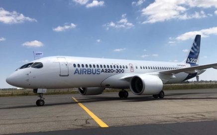 Aeronave Airbus A220-300 no solo