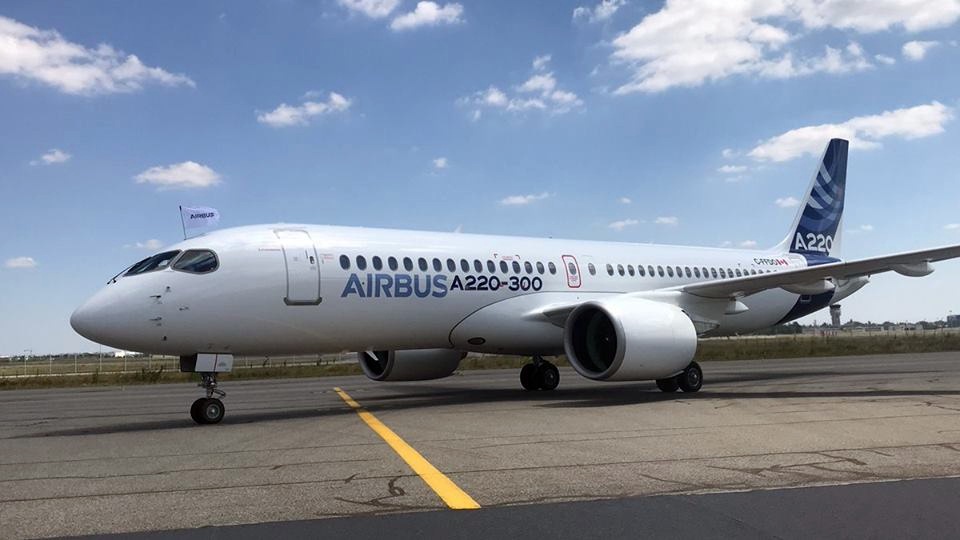 Aeronave Airbus A220-300 no solo
