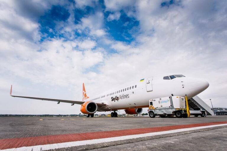 Aeronave da SkyUp Airlines no solo