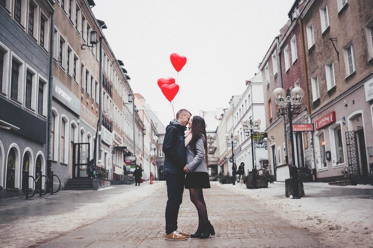 Casal (homem e mulher) no dia dos namorados numa rua