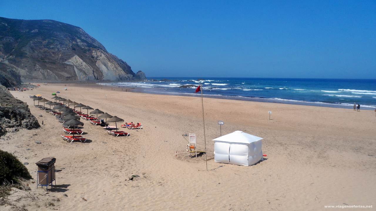Zona concessionada e do nadador-salvador na praia do Castelejo