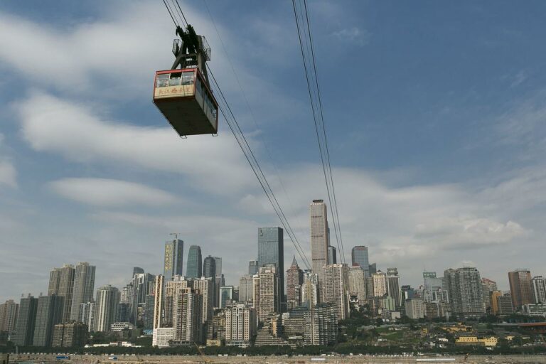 Vista da cidade de Chongqing na China e do seu teleférico