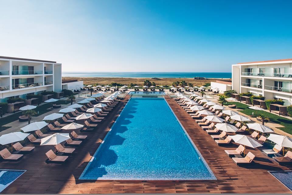 Espaço exterior da piscina do hotel Iberostar Lagos no Algarve