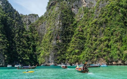 Barcos no mar junto às ilhas Phi Phi na Tailândia