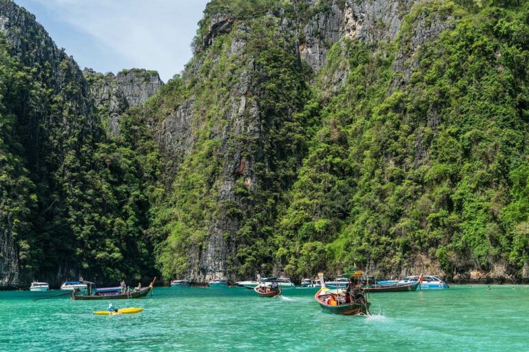 Barcos no mar junto às ilhas Phi Phi na Tailândia