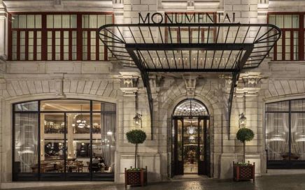 Parte frontal do hotel Le Monumental Palace na cidade do Porto