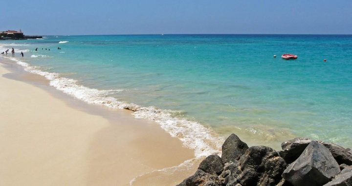 Uma praia na ilha do Sal em Cabo Verde