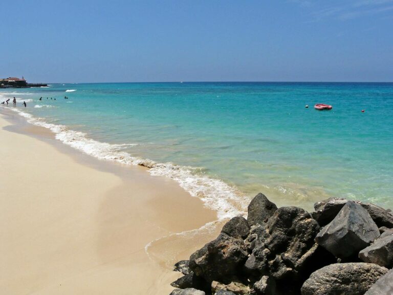 Uma praia na ilha do Sal em Cabo Verde