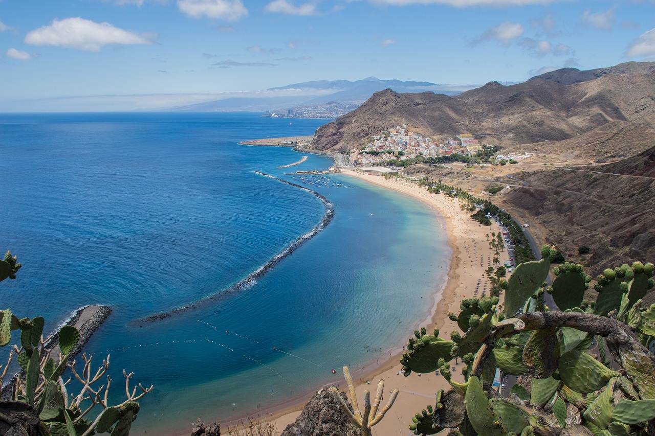 Praia Las Teresitas em Santa cruz de Tenerife nas Canárias